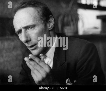 Gros plan d'un homme en costume fume une cigarette. La photo a été prise d'un rapport intitulé « Wie geht es Ihnen Herr Hansen? » ('Comment allez-vous, monsieur Hansen?'). Photo non datée. Banque D'Images