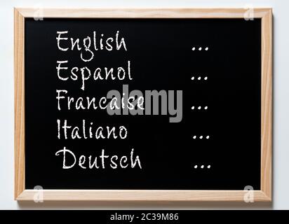 Un tableau noir avec écrit des langues européennes Banque D'Images