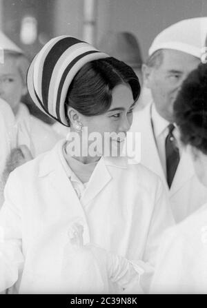 Le couple royal Bhumibol Adulyadej Rama IX et sa femme Sirikit visitent une usine de poissons à Brême lors de leur voyage en Allemagne. Banque D'Images