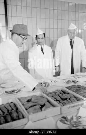 Le couple royal Bhumibol Adulyadej Rama IX et sa femme Sirikit visitent une usine de poissons à Brême lors de leur voyage en Allemagne. Banque D'Images