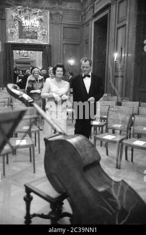 Lors du mariage de la princesse Marie Cecile de Prusse avec le duc Friedrich August d'Oldenburg: Willy Brant comme invité au concert au palais de Charlottenburg. Banque D'Images