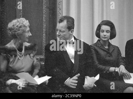 Lors du mariage de la princesse Marie Cecile de Prusse avec le duc Friedrich August d'Oldenburg: Willy Brant comme invité au concert au palais de Charlottenburg. Banque D'Images