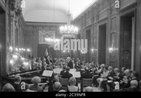 Au mariage de la princesse Marie Cecile de Prusse avec le duc Friedrich August d'Oldenburg: Concert au palais de Charlottenburg. Banque D'Images