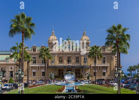 Royaume Monaco - 08 août 2017 : statue et casino Monte-Carlo Banque D'Images