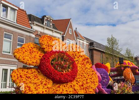 Statue en fleurs de tulipes sur parade à Haarlem Pays-Bas Banque D'Images