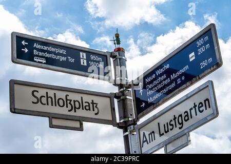 Petite œuvre d'art en liège, Kork Yogi sur Schlossplatz et panneau de rue Am Lustgarten à Mitte, Berlin, allemagne Banque D'Images