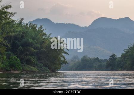 Rivière Kwai, Kanchanaburi 140120 Banque D'Images