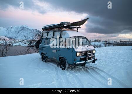 Un 4x4 Syncro 1986 VW T3 dans les îles Lofoten en hiver. Banque D'Images