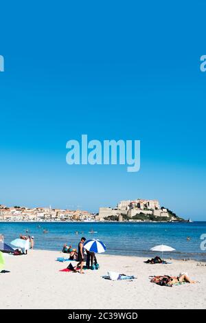 CALVI, FRANCE - 21 SEPTEMBRE 2018 : personnes profitant de la plage de Calvi, Corse, France, avec sa célèbre citadelle au sommet d'un promontoire sur la plate-forme Banque D'Images