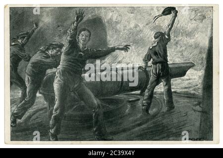 Carte postale historique allemande : marins de la Marine à bord d'un navire de guerre au tube de torpille pour lancer une torpille. Bataille maritime, la guerre mondiale un 1914-1918. Allemagne Banque D'Images
