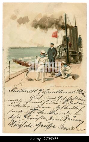 Carte postale historique allemande : marins et officier de marine sur un navire de guerre de l'Empire allemand au tube de torpille, se préparant à lancer une torpille. 1899 Banque D'Images
