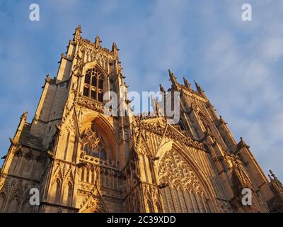 vue de face des tours à l'entrée de york minster en plein soleil, dans un ciel bleu nuageux Banque D'Images