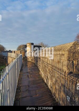 vue sur la passerelle piétonne sur les remparts historiques de la ville médiévale de york montrant l'une des petites tours défensives de la rue r. Banque D'Images