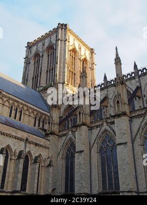 vue latérale de la tour centrale de york minster en plein soleil, dans un ciel bleu nuageux Banque D'Images