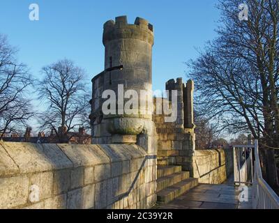 vue sur la passerelle piétonne sur les remparts historiques de la ville médiévale de york montrant l'une des petites tours défensives de la rue r. Banque D'Images