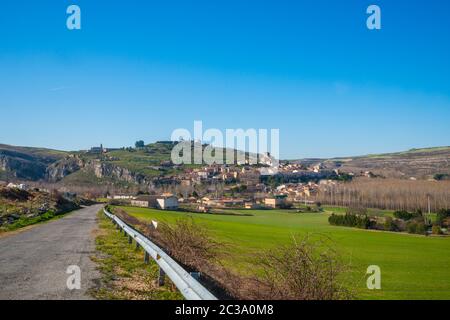 Route et vue d'ensemble. Fuentidueña, province de Ségovie, Castilla Leon, Espagne. Banque D'Images