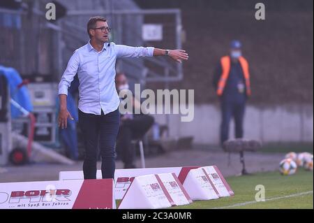 16 juin 2020, Rhénanie-du-Nord-Westphalie, Cologne: Football 3rd League 33ème Matchday Viktoria Cologne - TSV 1860 Munich on 16.06.2020 au Sportpark Höhenberg à Cologne Michael Köllner ( entraîneur/entraîneur-chef Munich ) les règlements DFB interdisent toute utilisation de photographies comme séquences d'images et/ou quasi-vidéo. Photo: Photo de territoire photo: Revierfoto/dpa - NOTE IMPORTANTE: Conformément aux règlements de la DFL Deutsche Fußball Liga et de la DFB Deutscher Fußball-Bund, il est interdit d'exploiter ou d'exploiter dans le stade et/ou du jeu pris des photos sous forme d'images de séquence et/o Banque D'Images