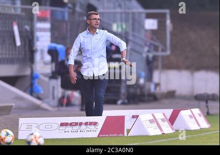 16 juin 2020, Rhénanie-du-Nord-Westphalie, Cologne: Football 3rd League 33ème Matchday Viktoria Cologne - TSV 1860 Munich on 16.06.2020 au Sportpark Höhenberg à Cologne Michael Köllner ( entraîneur/entraîneur-chef Munich ) les règlements DFB interdisent toute utilisation de photographies comme séquences d'images et/ou quasi-vidéo. Photo: Photo de territoire photo: Revierfoto/dpa - NOTE IMPORTANTE: Conformément aux règlements de la DFL Deutsche Fußball Liga et de la DFB Deutscher Fußball-Bund, il est interdit d'exploiter ou d'exploiter dans le stade et/ou du jeu pris des photos sous forme d'images de séquence et/o Banque D'Images