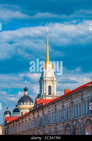 L'architecture ancienne de Rybinsk, en Russie. Ville immeuble en premier plan, l'église, clocher et bleu ciel nuageux en arrière-plan Banque D'Images