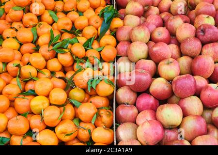 Mandarines et pommes à vendre sur un marché Banque D'Images