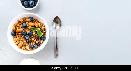 Granola cuite au four avec yaourt et bleuets. Banque D'Images