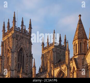 vue arrière des tours à l'entrée de york minster en plein soleil, dans un ciel bleu nuageux Banque D'Images