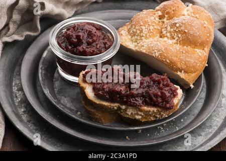 Pain sucré (challah) avec confiture de cerises Banque D'Images