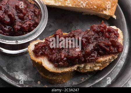 Pain sucré (challah) avec confiture de cerises Banque D'Images