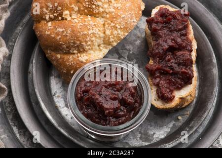 Pain sucré (challah) avec confiture de cerises Banque D'Images