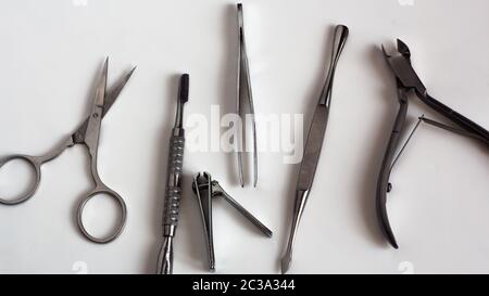 Manucure et pédicure outils sur fond blanc, isolé.Matériel pour institut de beauté, salon de beauté ou un salon de beauté.Outils de Manucure beauté dans le salo Banque D'Images