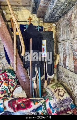 Banderoles processionnelles dans l'intérieur peint coloré de l'ancienne église en bois de Saint-Parascheva (1770), Deseşti, Maramureș, Roumanie Banque D'Images