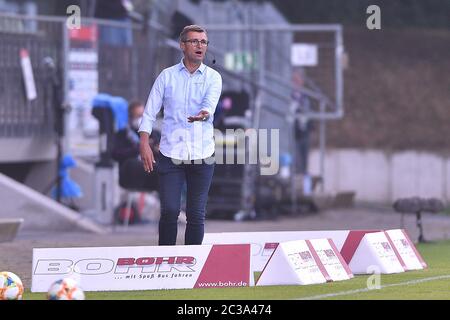 16 juin 2020, Rhénanie-du-Nord-Westphalie, Cologne: Football 3rd League 33ème Matchday Viktoria Cologne - TSV 1860 Munich on 16.06.2020 au Sportpark Höhenberg à Cologne Michael Köllner ( entraîneur/entraîneur-chef Munich ) les règlements DFB interdisent toute utilisation de photographies comme séquences d'images et/ou quasi-vidéo. Photo: Photo de territoire photo: Revierfoto/dpa - NOTE IMPORTANTE: Conformément aux règlements de la DFL Deutsche Fußball Liga et de la DFB Deutscher Fußball-Bund, il est interdit d'exploiter ou d'exploiter dans le stade et/ou du jeu pris des photos sous forme d'images de séquence et/o Banque D'Images