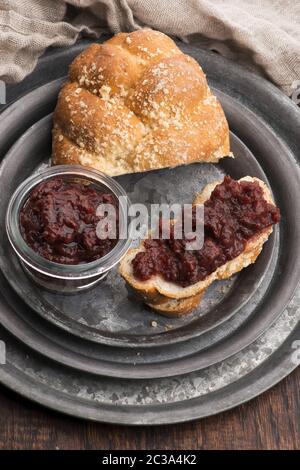 Pain sucré (challah) avec confiture de cerises Banque D'Images