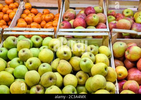 Pommes et tangerines à vendre sur un marché Banque D'Images