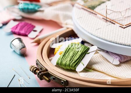 Ensemble de broderie avec coutures croisées Banque D'Images