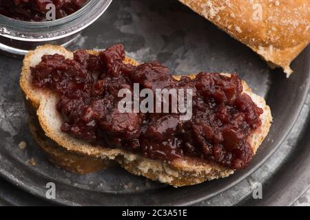 Pain sucré (challah) avec confiture de cerises Banque D'Images