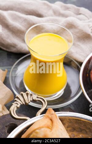 Mangue Lassi, yaourt ou smoothie. Boisson d'été populaire indienne probiotique saine Banque D'Images