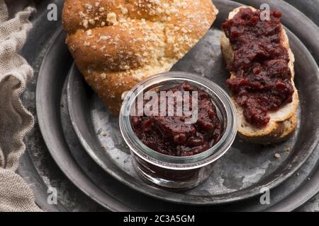 Pain sucré (challah) avec confiture de cerises Banque D'Images