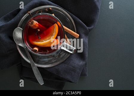 Vin rouge Vin chaud avec des épices et des fruits sur une table. Boisson chaude traditionnelle à Noël et à l'heure d'hiver Banque D'Images