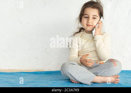 Petite fille à l'aide de la technologie smartphone, raccordement au concept des zones rurales Banque D'Images