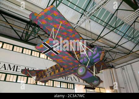 Avion ennemi de la première guerre mondiale; le Fokker D. VII était un avion de chasse allemand de la première Guerre mondiale. Hangar 2 / H2 la première guerre mondiale dans l'air; RAF Royal Air Force Museum, Hendon Londres Royaume-Uni Angleterre (117) Banque D'Images