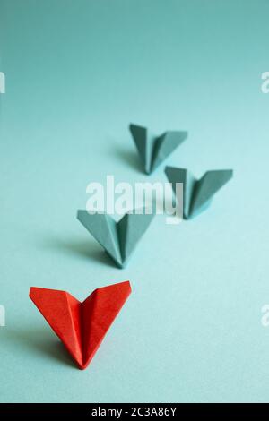 Ligne de papier plan sur fond vert. Concept de leadership Banque D'Images
