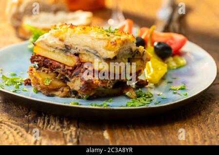 Salade grecque avec la moussaka sur bois Banque D'Images