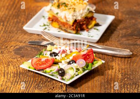 Salade grecque avec la moussaka sur bois Banque D'Images