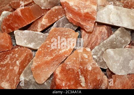 Les cristaux de sel rose de l'Himalaya dans les roches Banque D'Images