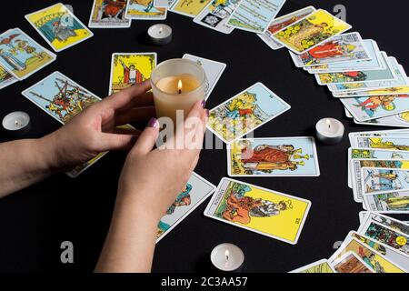 Bangkok, Thaïlande, novembre.22.19. Gypsy énonce des cartes de Tarot et de merveilles pour l'avenir. Voyance Noël et bonne aventure. Session magique Banque D'Images