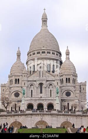 PARIS, FRANCE - 05 janvier : la Basilique du Sacré-Cœur à Paris le 05 janvier 2010. Les touristes en face de la Basilique du Sacré-Cœur de Jésus à Montmartr Banque D'Images