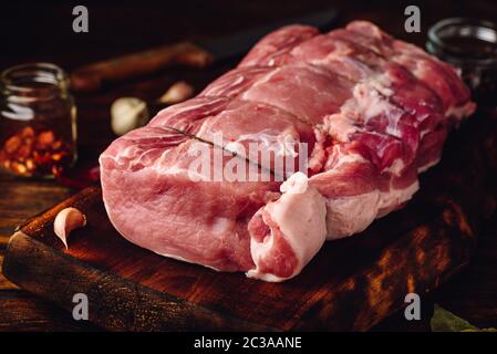 Filet de porc sur planche à découper avec épices Banque D'Images