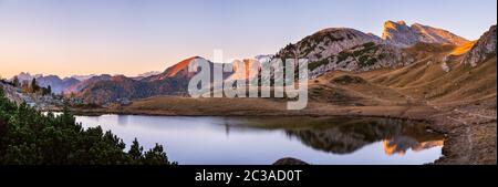 Début de matinée automne scène alpine des Dolomites. Paisible chemin de Valparola et vue sur le lac, Belluno, Italie. Banque D'Images