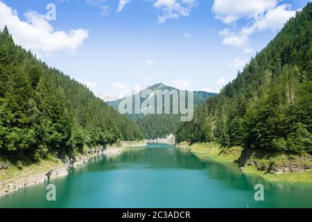 Val Noana lac artificiel, Mezzano, Italie. Paysage de montagne. Lac de l'eau verte Banque D'Images